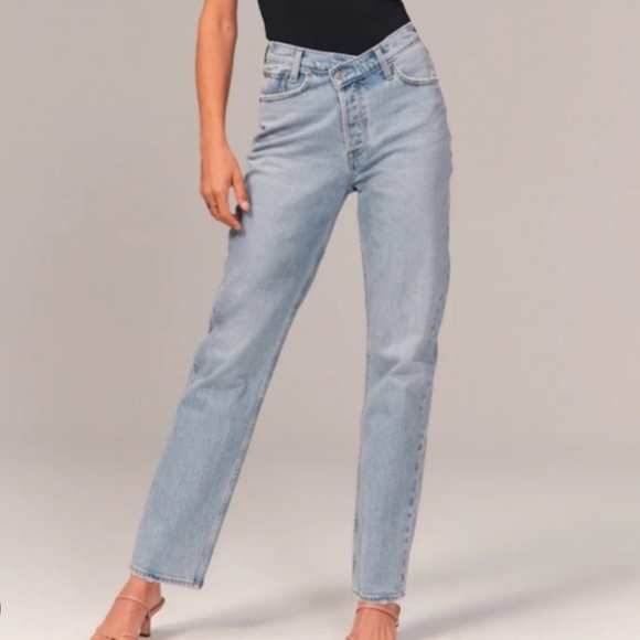 Abercrombie & Fitch Denim - Abercrombie Curve Love Asymmetrical Dad High Rise Jean